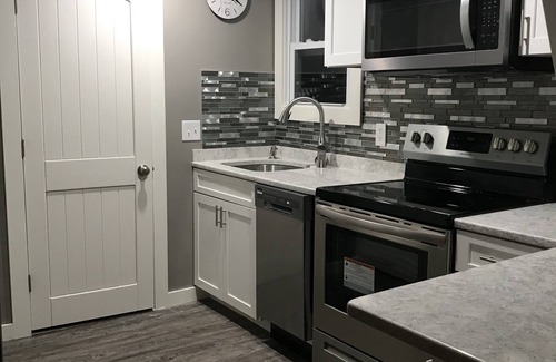 Narragansett Casa | All Season Rental !!!!! Renovated; 5 min.Walk to Scarborough beach!