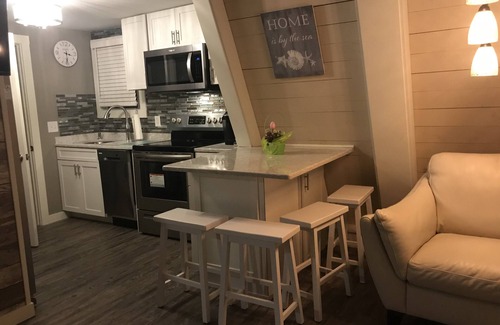 Narragansett Casa | All Season Rental !!!!! Renovated; 5 min.Walk to Scarborough beach!