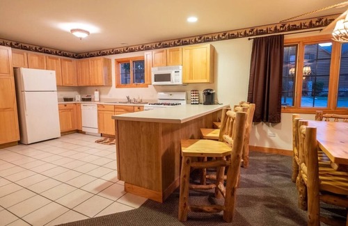 Oglesby Casa | All Season Villa - Starved Rock area!
