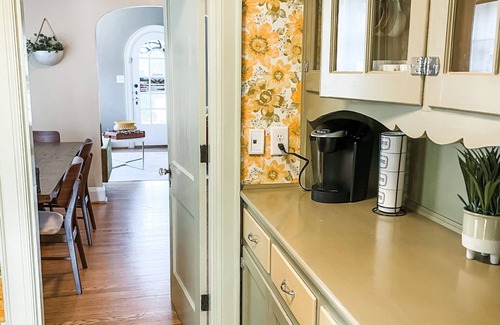 Cleveland Casa | All the Feels 70’s vibes 4br 3bath large yard with a playset