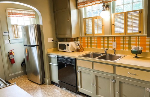 Cleveland Casa | All the Feels 70’s vibes 4br 3bath large yard with a playset