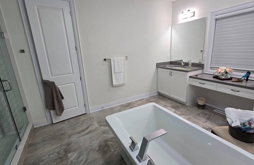 Vaughan Casa | All the luxuries of Home, 25mins to Airport & 5kms to Canada's Wonderland!n