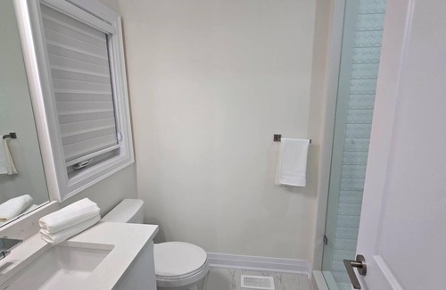 Vaughan Casa | All the luxuries of Home, 25mins to Airport & 5kms to Canada's Wonderland!n