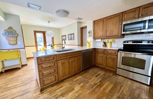 Fennville Casa | CAMPOS ALLEGAN. 6acres en la ciudad, Piscina, HotTub, Fireplce, FirePit, PingPong, Juegos, Playa
