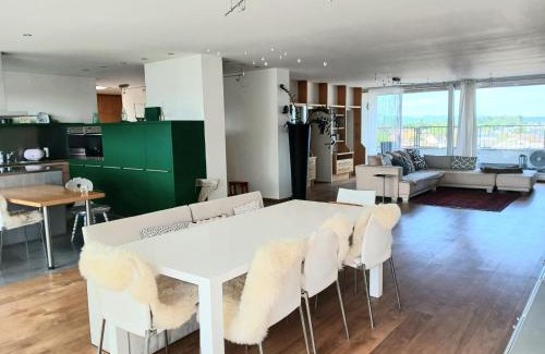 Freilassing Apartamento | Allein 250qm im letzten Stock, Ausblick & Sauna, bei Salzburg