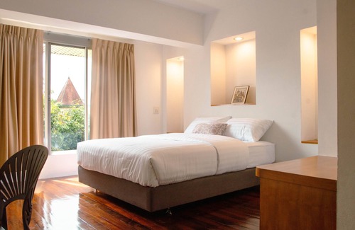 Chana Songkhram Hotel | Alley and Pier