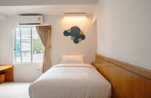 Chana Songkhram Hotel | Alley and Pier