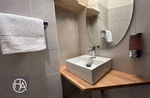Quartier des Grandes-Carrieres Hotel | ALLIANCE HOTEL PARIS