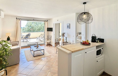 Saumane-de-Vaucluse Apartamento | Allura Golf Appartement, au Coeur du Luberon, Belle Vue, Piscine