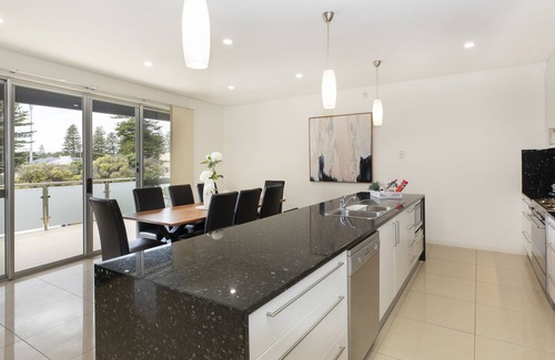 Henley Beach Casa | Allure @ Henley - Family, Beach, Cafe, Shopping