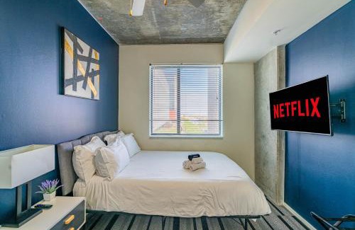 Evans Churchill Apartamento | Alluring 2BD - DT - Gym, Pool, Parking - Sleeps 8