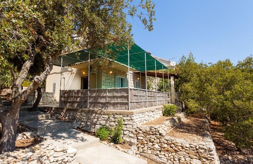 Vela Luka Casa | Alluring Cottage with Balcony
