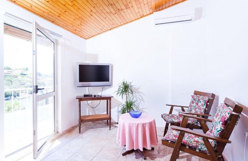 Vela Luka Casa | Alluring Cottage with Balcony