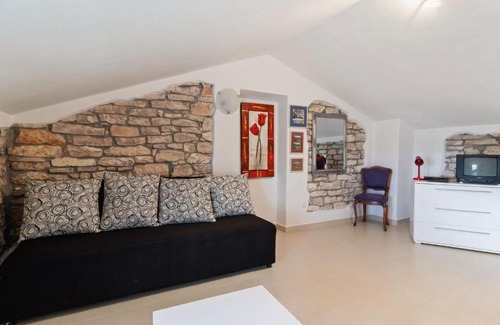 Krmed Casa | Alluring Holiday Home in Rovinj with Private Terrace