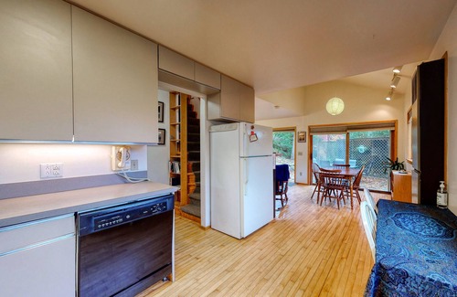Seal Harbor Casa | Alluring home with full kitchen, furnished patio, washer/dryer & private yard