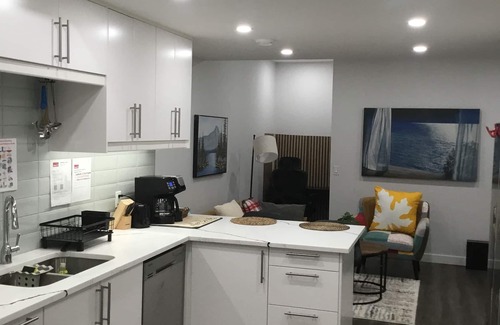 Southwest Calgary Apartamento | Almost Heaven – 2-Bdrm APT near Heritage Park, Spruce Meadows & Banff-SW Calgary