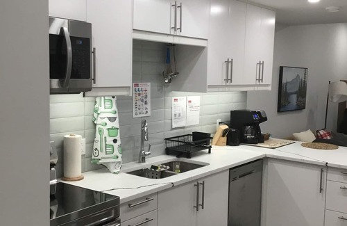 Southwest Calgary Apartamento | Almost Heaven – 2-Bdrm APT near Heritage Park, Spruce Meadows & Banff-SW Calgary