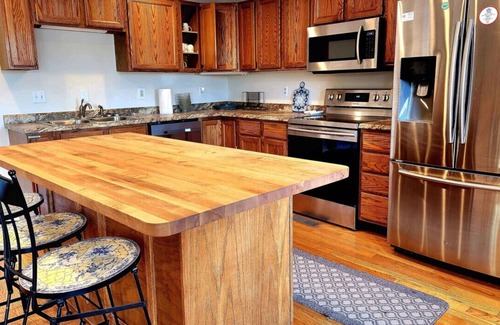 Moneta Casa | Almost There- Fire pit, dog friendly sleeps 6