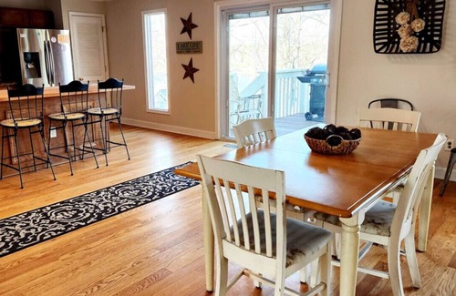 Moneta Casa | Almost There- Fire pit, dog friendly sleeps 6