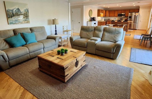 Moneta Casa | Almost There- Fire pit, dog friendly sleeps 6