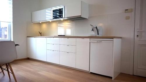 Brussels Apartamento | Almost White, Near Train, Metro n7688