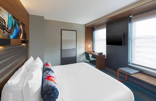 Queens Hotel | Aloft New York LaGuardia Airport
