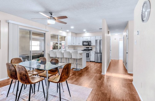 Woodstone Casa | Aloha: 4Br Private Pool Tiki Bar & Game Lounge!