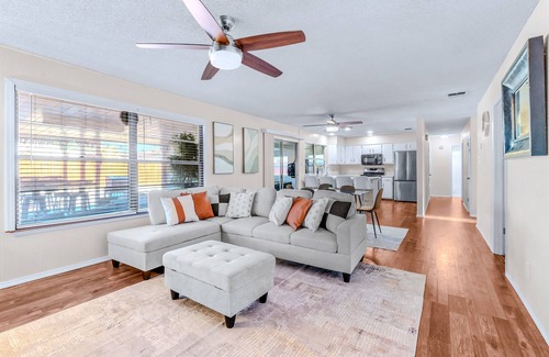 Woodstone Casa | Aloha: 4Br Private Pool Tiki Bar & Game Lounge!