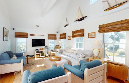 Avon Casa | Aloha Banks