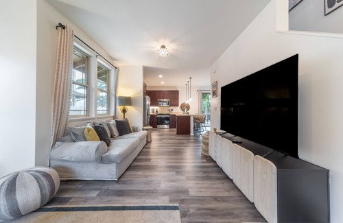 Makaha Valley Casa | Aloha Breeze by AvantStay | Amazing Ocean Views, Game Room, Modern Design