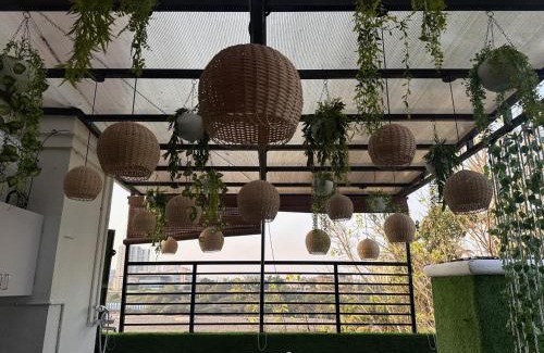 Koregaon Park Apartamento | Aloha:Pvt BR with Huge Terrace Jacuzzi Lake view