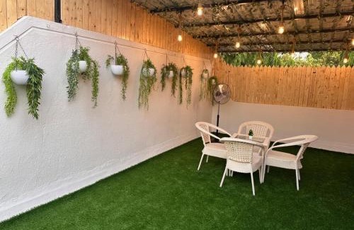 Koregaon Park Apartamento | Aloha:Pvt BR with Huge Terrace Jacuzzi Lake view