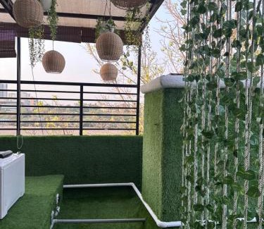 Koregaon Park Apartamento | Aloha:Pvt BR with Huge Terrace Jacuzzi Lake view