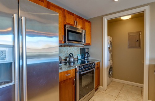 Honokowai Hotel | Aloha Vibes: 2 Stylish Units w/ Full-Kitchen! Near Wo Hing Temple Museum!