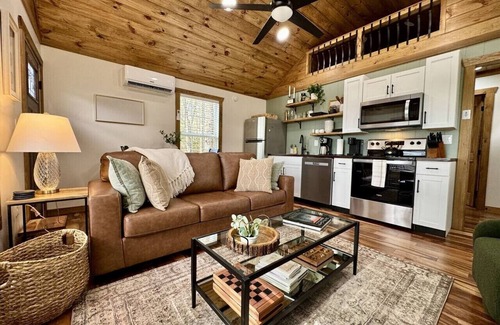 Campton Apartamento | Alone At Last - New LUX Tiny Cabin - WiFi - Hot Tub