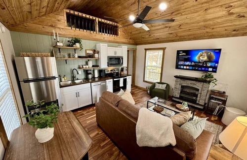 Campton Apartamento | Alone At Last - New LUX Tiny Cabin - WiFi - Hot Tub