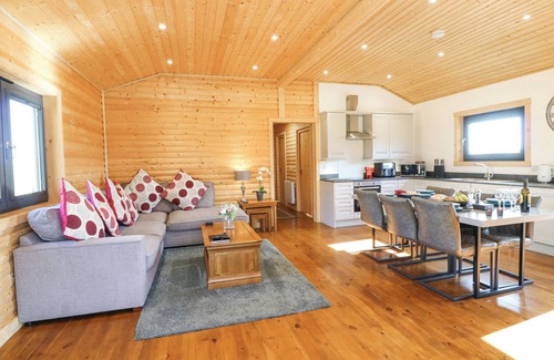 Welby Cabaña | ALPACA LODGE, family friendly, with hot tub in Barkston