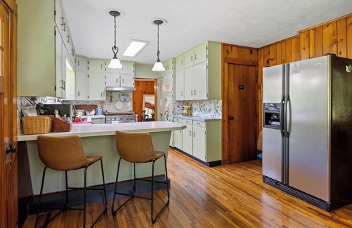 Brevard Cabaña | Alpaca Your Bags! Unique Mountain Basecamp in Brevard- Pet Friendly- WNC Cottage