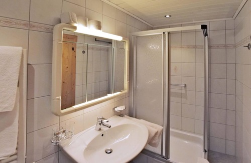 Bad Gastein Cabaña | Alpenpension GASTEIN - Habitación familiar, ducha, inodoro, balcón