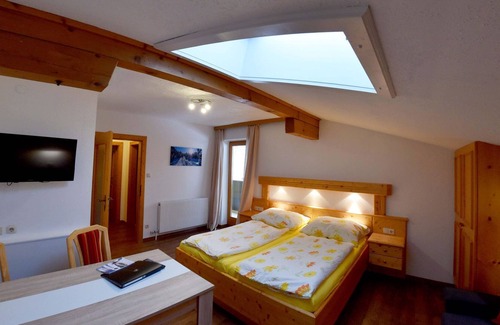Bad Gastein Cabaña | Alpenpension GASTEIN - Habitación familiar, ducha, inodoro, balcón