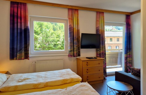Bad Gastein Cabaña | Habitación doble con vistas a la montaña, ducha, aseo, balcón - Alpenpension GASTEIN
