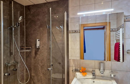 Bad Gastein Cabaña | Habitación doble con vistas a la montaña, ducha, aseo, balcón - Alpenpension GASTEIN