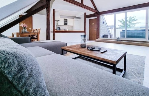 Ostviertel Apartamento | Alpha Apartments: Dachstudio - Stil & Eleganz, 2BR