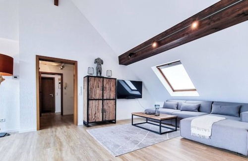 Ostviertel Apartamento | Alpha Apartments: Dachstudio - Stil & Eleganz, 2BR