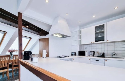 Ostviertel Apartamento | Alpha Apartments: Dachstudio - Stil & Eleganz, 2BR