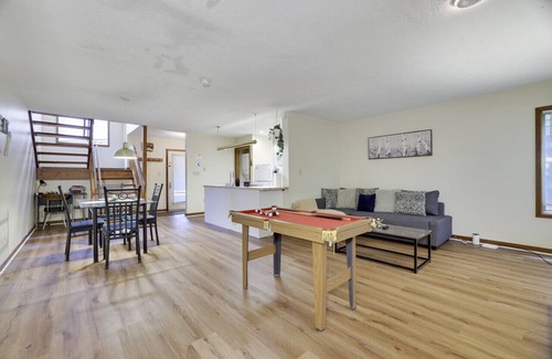 East Stroudsburg Casa | Alpha Lodge · Alpha Lodge - 2BR Townhouse w/ Jacuzzi-Shawnee Mtn