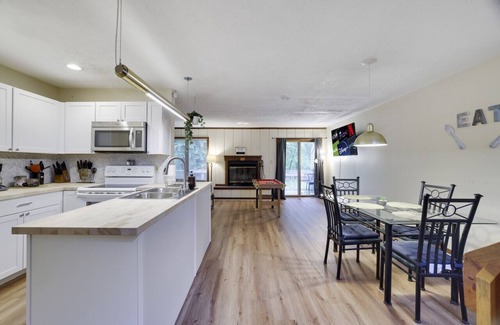 East Stroudsburg Casa | Alpha Lodge · Alpha Lodge - 2BR Townhouse w/ Jacuzzi-Shawnee Mtn