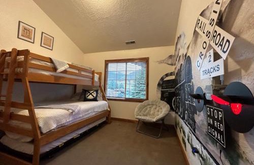 Midway Villa | Alpine chalet sleeps 8 3br2.5ba train tickets