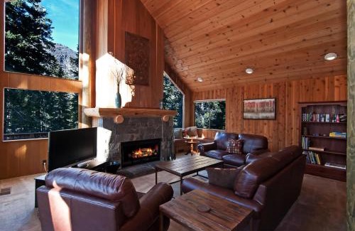 Alpine Meadows Casa | Alpine Darling- Hot Tub- Pet Friendly- 3 Minute Drive to Palisades Tahoe