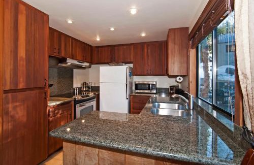 Alpine Meadows Casa | Alpine Darling- Hot Tub- Pet Friendly- 3 Minute Drive to Palisades Tahoe